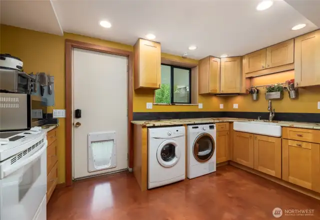 Downstairs apartment with it's own entry. Full kitchen with beautiful quartz counters, epoxy floors, country sinks, wood cabinets. Washer and dryer too !