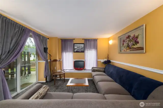 STUDIO ~ Stunning unit. Light, bright and spacious. Fully furnished, with a separate alcove for bed.