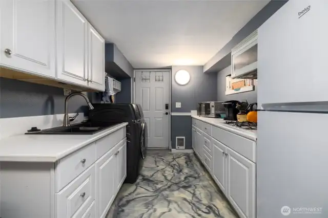 STUDIO ~ Epoxy floored kitchen with washer / dryer too !