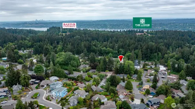 LOCATION LOCATION LOCATION~ For Real....this home is close to soooo many things. Arrowhead school, St Edwards Park & The Lodge, Bastr College, Kirkland, Inglewood Golf... and don't forget Patty's Eggnest !