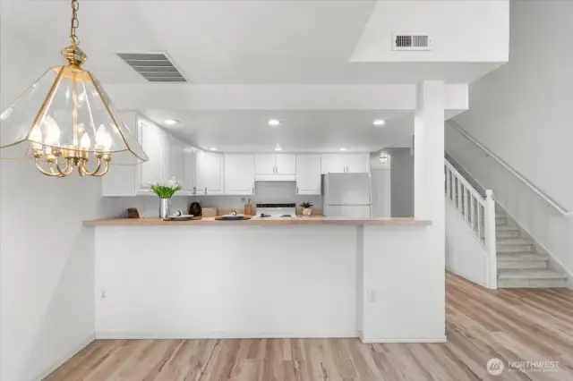 Dining Area w/Breakfast Bar