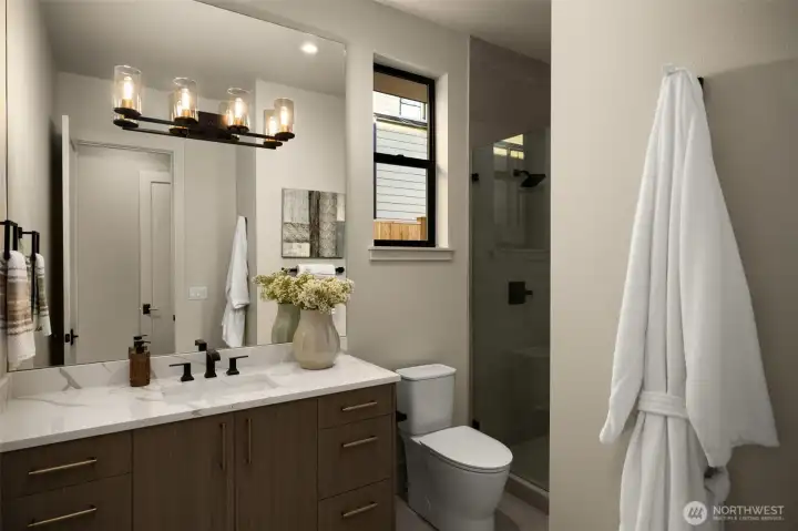 Main floor en-suite bath