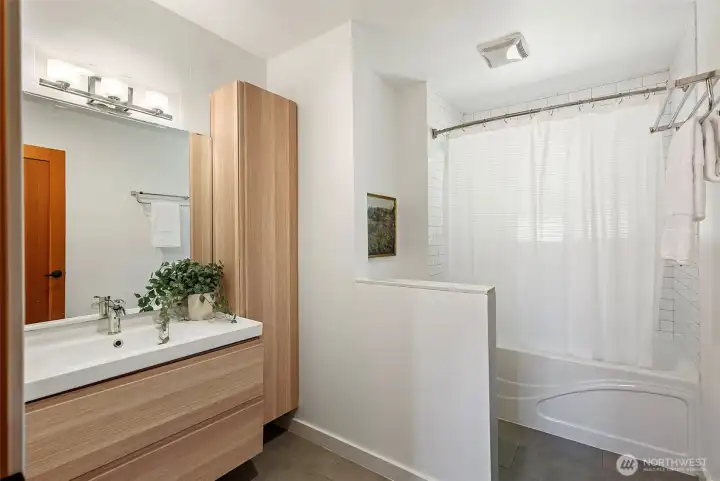 2nd full bath on main level. 2nd full bath on main level.