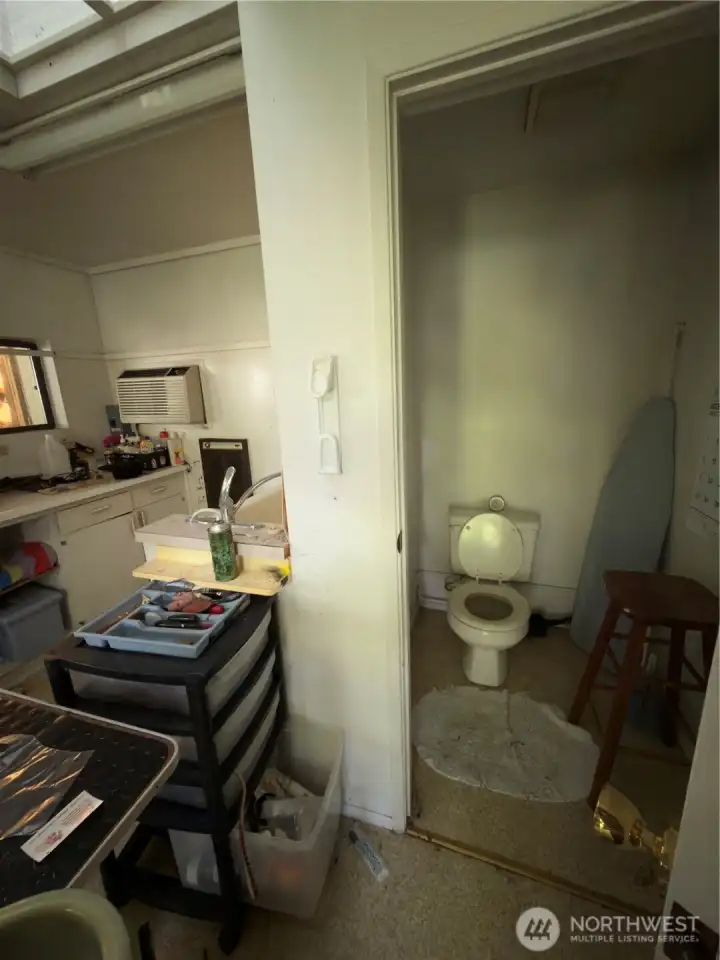 Water, power, 1/2 bath in Kennel outbuilding