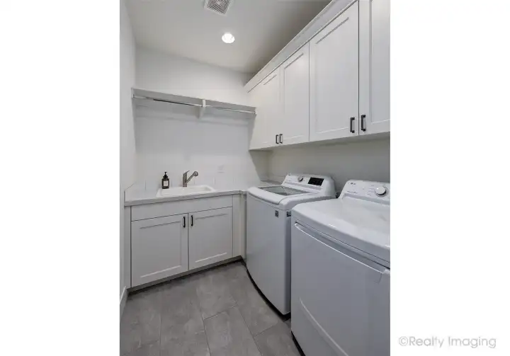 Laundry room w/ sink & storage