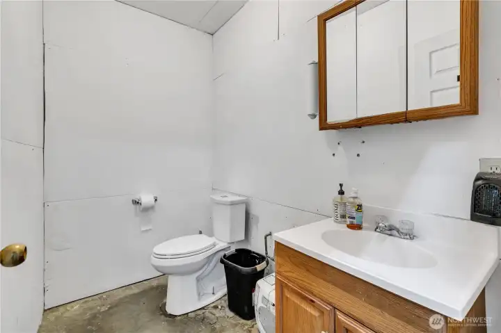 Shop/garage 1/2 bath Shop/garage 1/2 bath