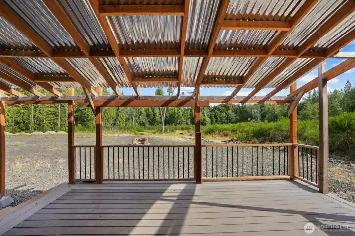 Off-grid cabin, ideal as a daytime retreat and staging area while building your future home. Off-grid cabin, ideal as a daytime retreat and staging area while building your future home.