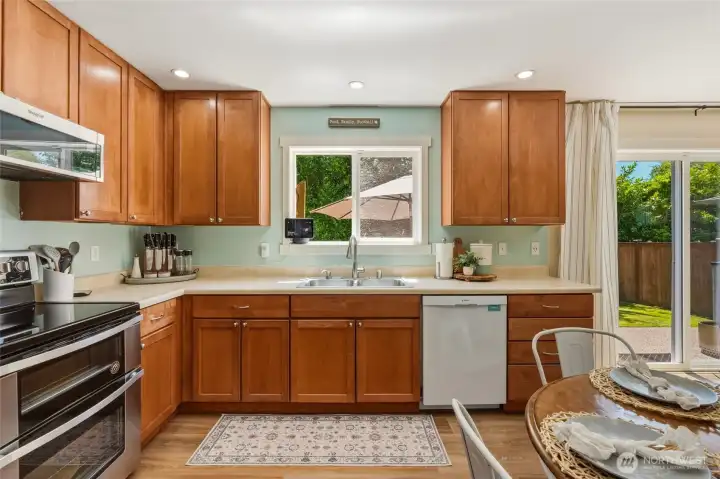 Plenty of cabinet and counter space here Plenty of cabinet and counter space here