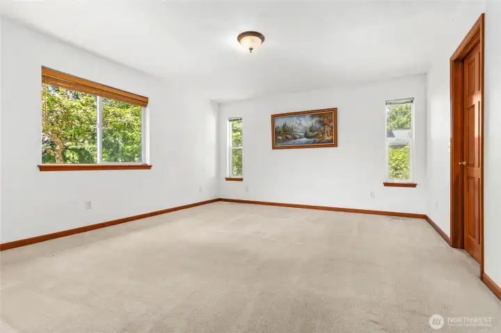 Primary bedroom w/ ensuite & walk-in closet