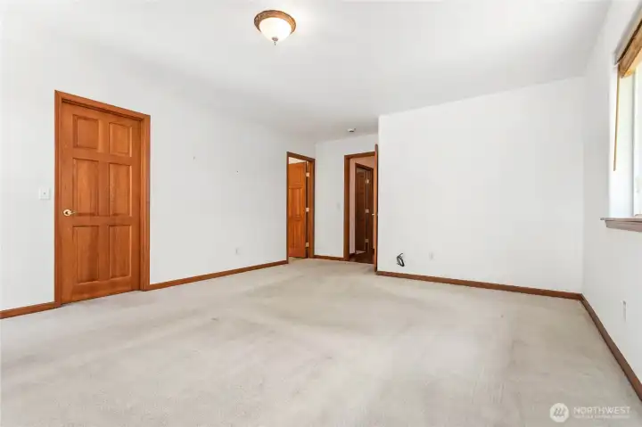 Primary bedroom w/ ensuite & walk-in closet