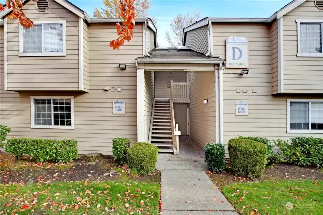 Ground floor entry on left...NO STAIRS!