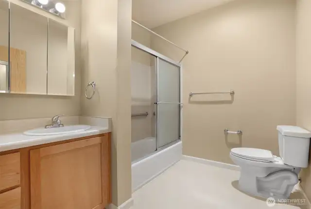 Full bath off primary