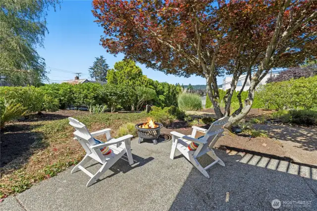 Relax and enjoy your in-town retreat, minutes to restaurants and shops, yet quiet and secluded