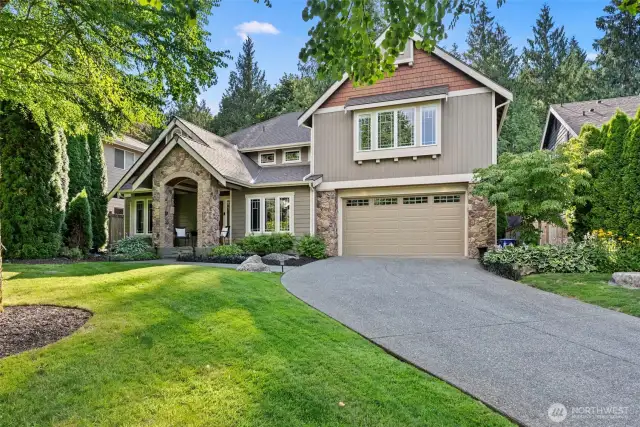 Welcome to this 3,780 sq ft, 4 bedroom home located on a large and private lot in the Montaine at Aldarra neighborhood.