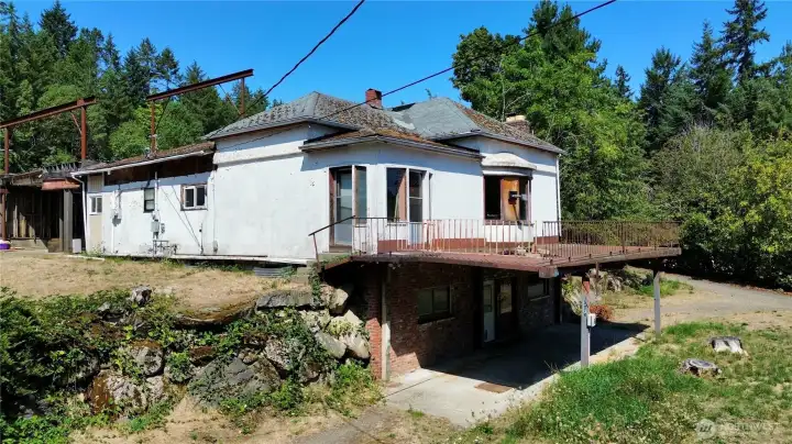 Rambler with a daylight basement.  Daylight basement has separate entrance.