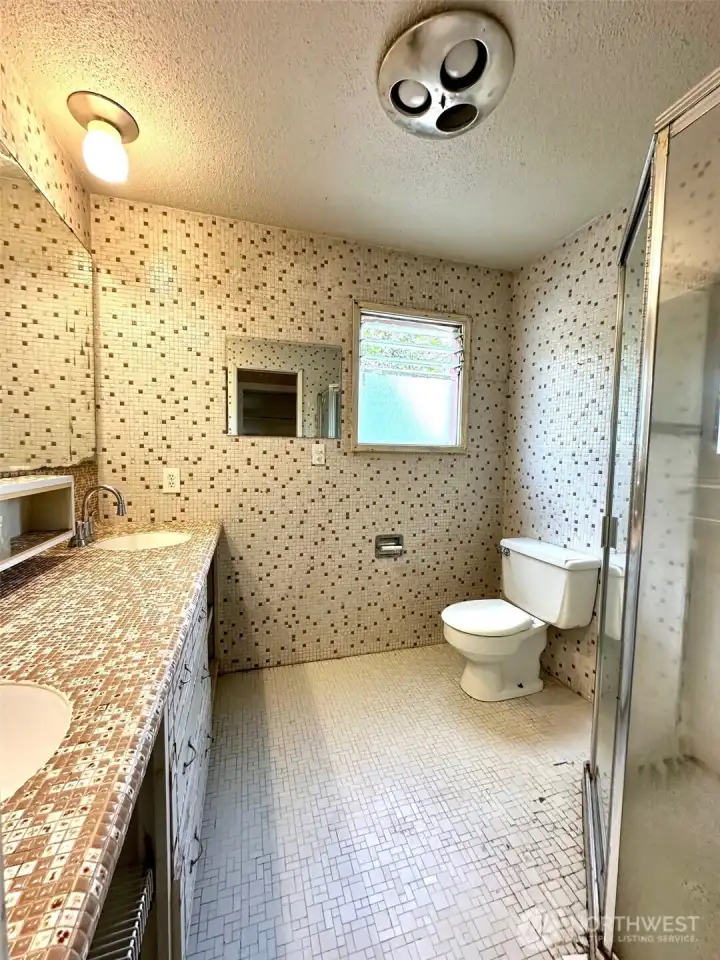 Main floor primary bedroom ensuite  3/4bathroom.