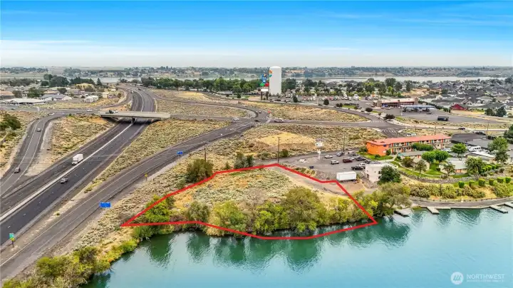 High-traffic corridor with unmatched freeway exposure