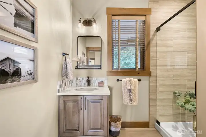 Main floor 3/4 bathroom