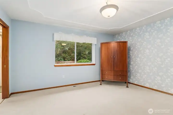 Spacious primary suite w/a gorgeous garden view.