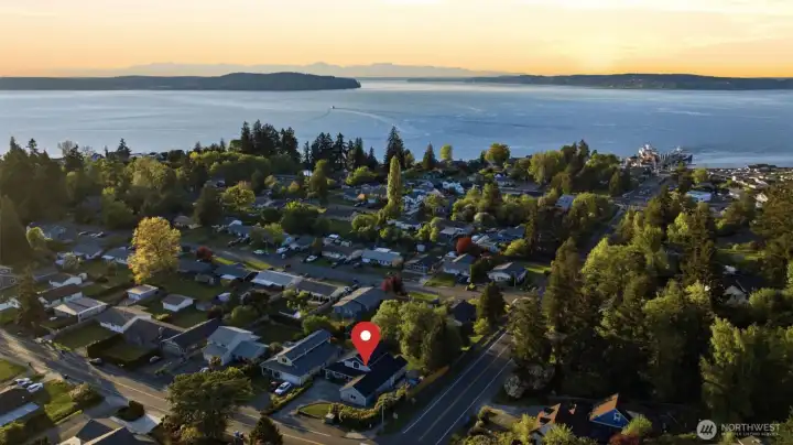 Walking distance to EVERYTHING! Ferry, parks, beach, school, restaurants!