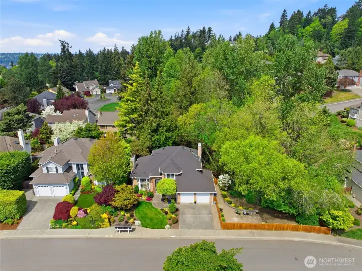 Conveniently located minutes to downtown Bellevue, Seattle, and major commuting routes, with parks, trails, and everyday amenities nearby.