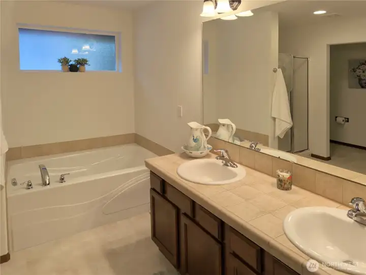 En-Suite Bathroom En-Suite Bathroom