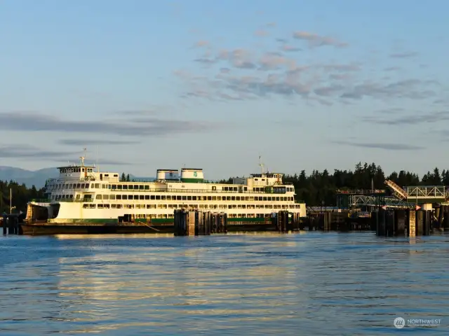 Just one mile from the Kingston Ferry terminal for quick access to the Edmonds/Kingston ferry and Seattle fast ferry.