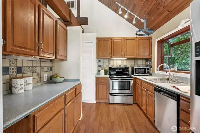 Kitchen w/ vaulted ceilings