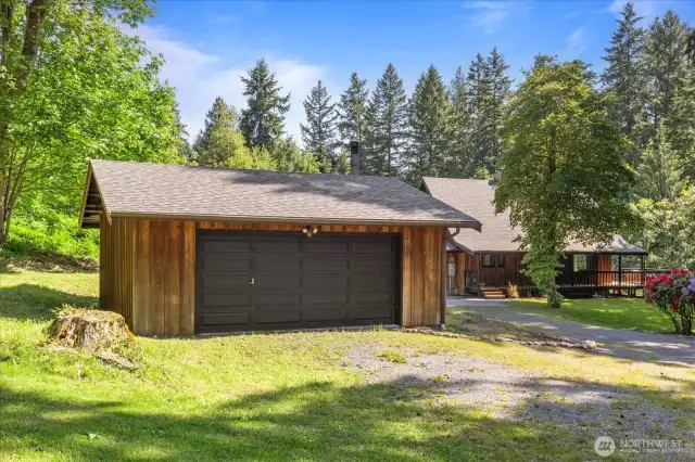 Detached garage/workshop.