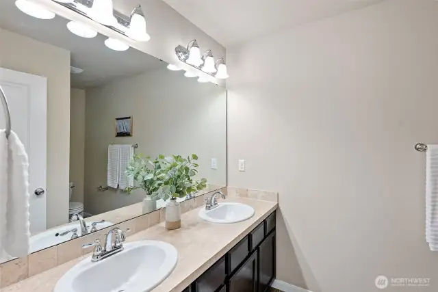 Full guest bathroom upstairs