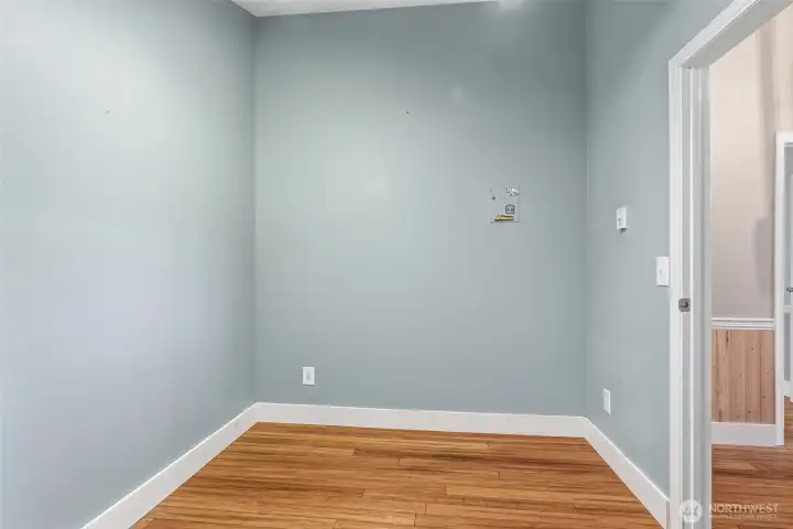 Flex space/office/hobbies/small room?