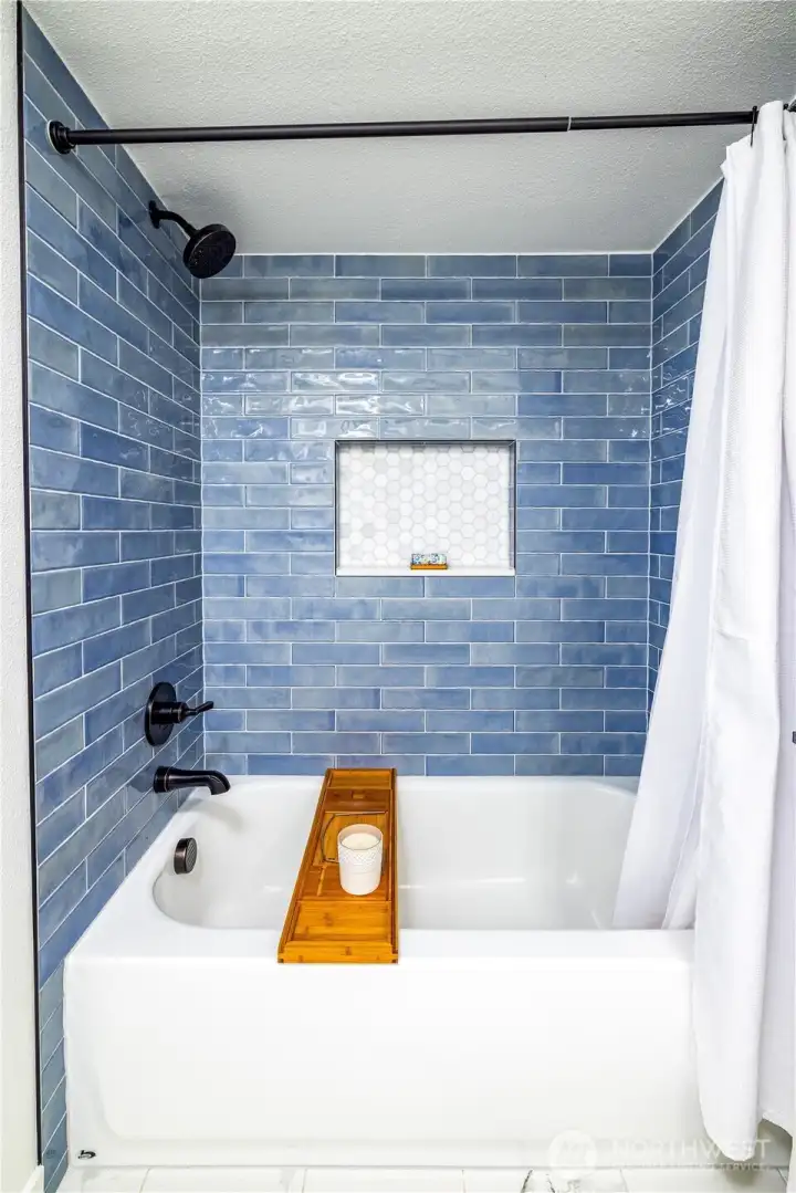 Main floor hall bath with shower/tub