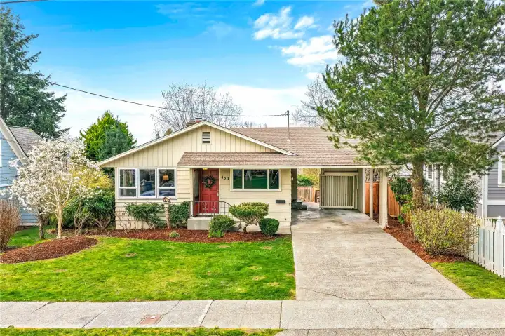 Great front curb appeal, sidewalks and driveway
