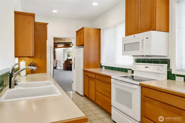 Kitchen w/full length freezer