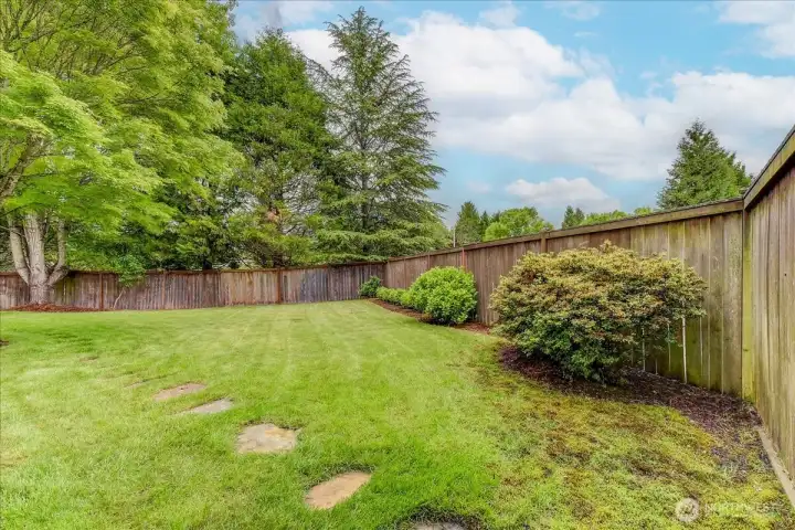 Big side yard on right!