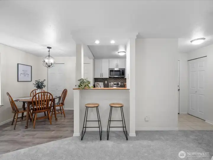 Breakfast bar and dining area