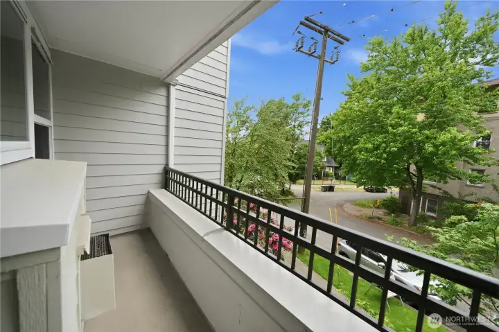 Nice deck, private wtih luscious landscaping