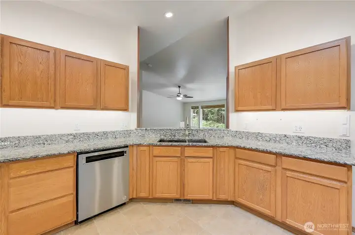 Not shortage of cabinets and counter space, there is even more not shown.