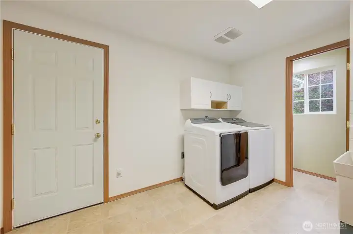 Ther is a washer and dryer, deep sink and half bath in the utility room, very nice!