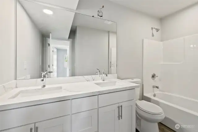 Main bath with dual vanity