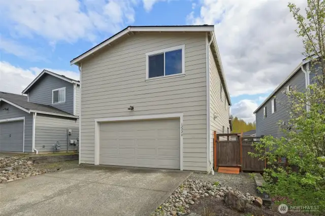 Alley-Load Garage & gate to back deck