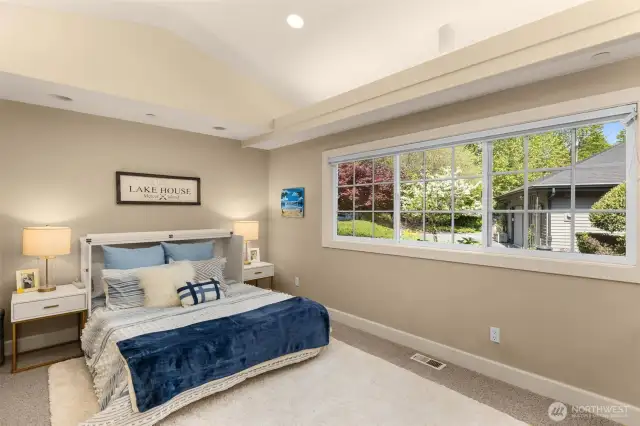 Spacious and quite Guestroom with view of garden