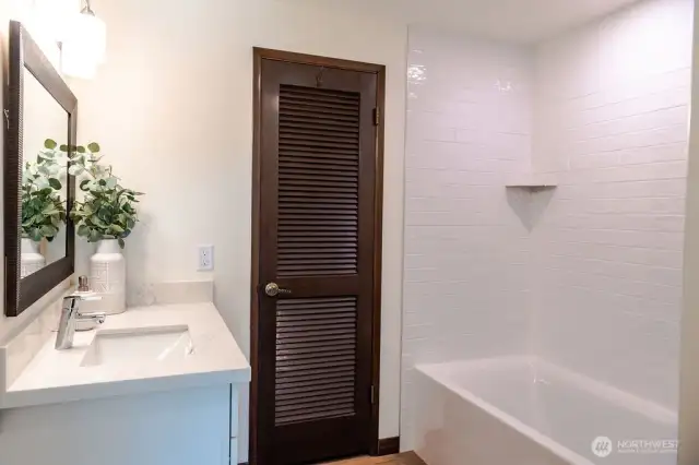 Full hall bathroom upstairs.