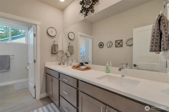 Upper floor full bath