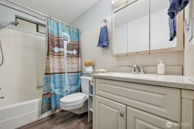 Full Bathroom, shower & tub