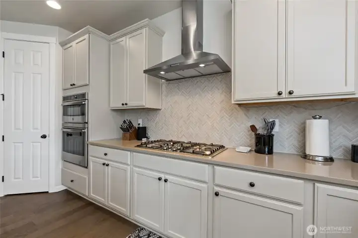 Large kitchen + walk-in pantry