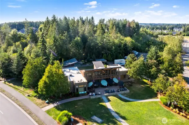 Local Amenities like coffee shops, food shops just minutes away!