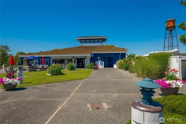 Store with groceries and a CAFE onsite at the top of the dock
