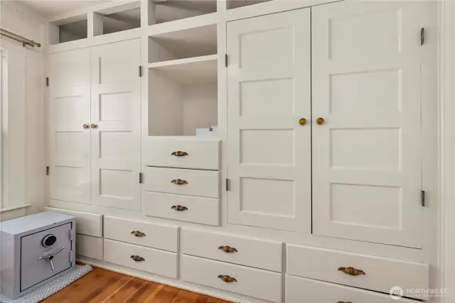 Built Ins in Guest Bedroom
