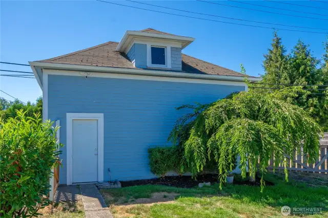 1 car garage carriage house